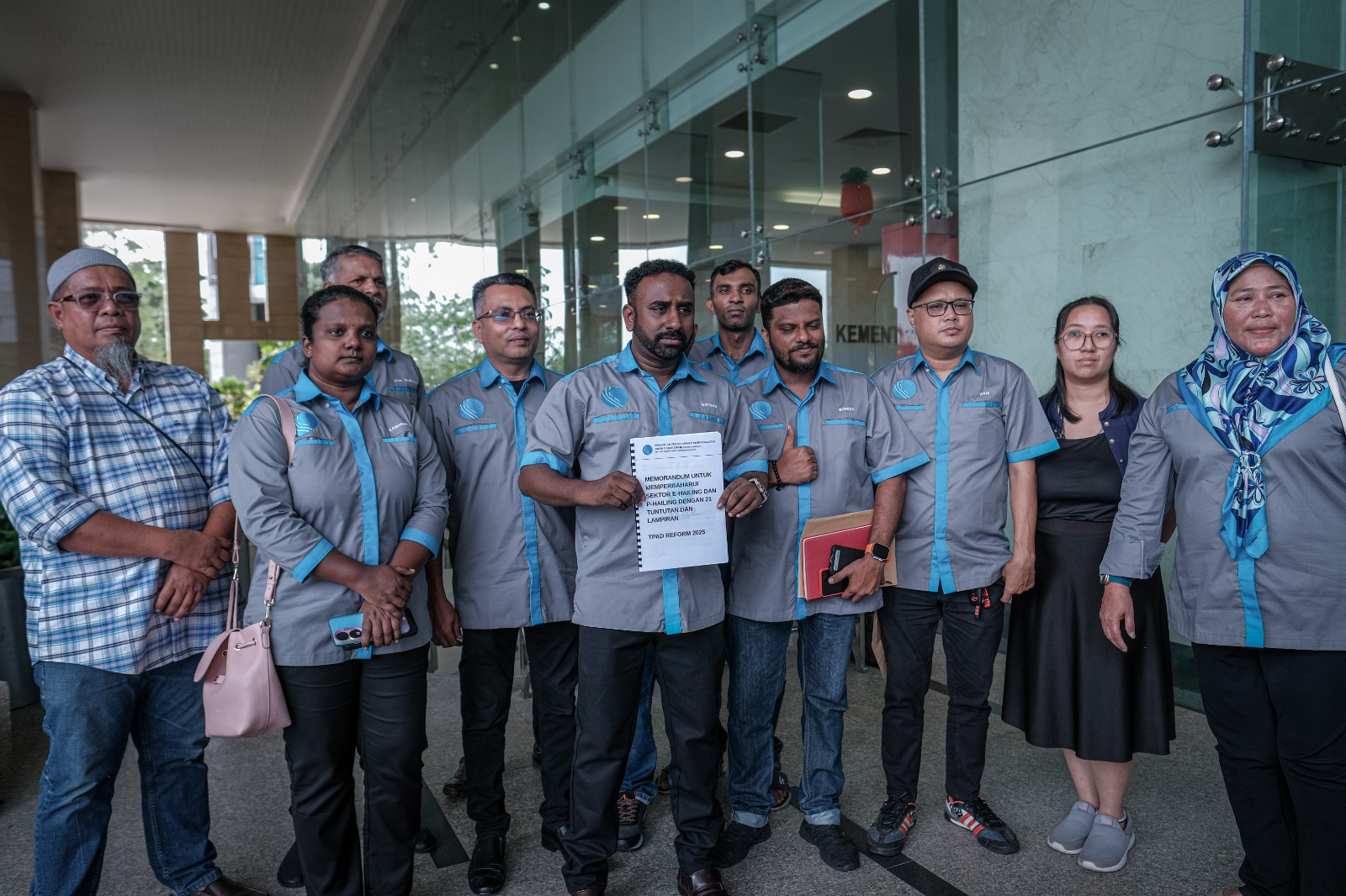 Semak semula kadar komisen pemandu e-hailing